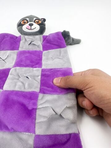 Rakun Figürlü Sesli Köpek Koklama Matı 58x34 cm (Mor)